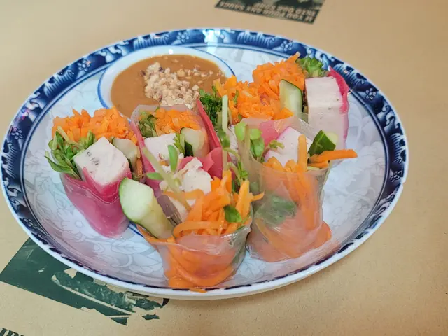 厚切扎肉，爽口清新，配以蔬菜青瓜甘荀絲，健康得來又可以中和肉類嘅油膩感。