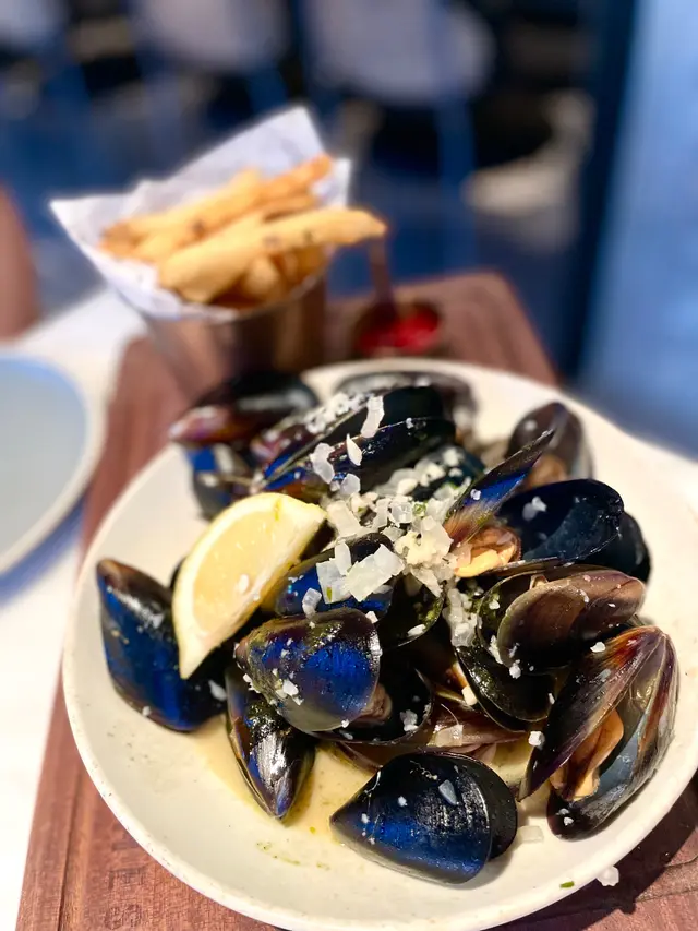 1/2kg mussels and fries