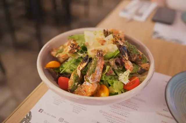 香草牛油燒大蝦配青蘋果沙律