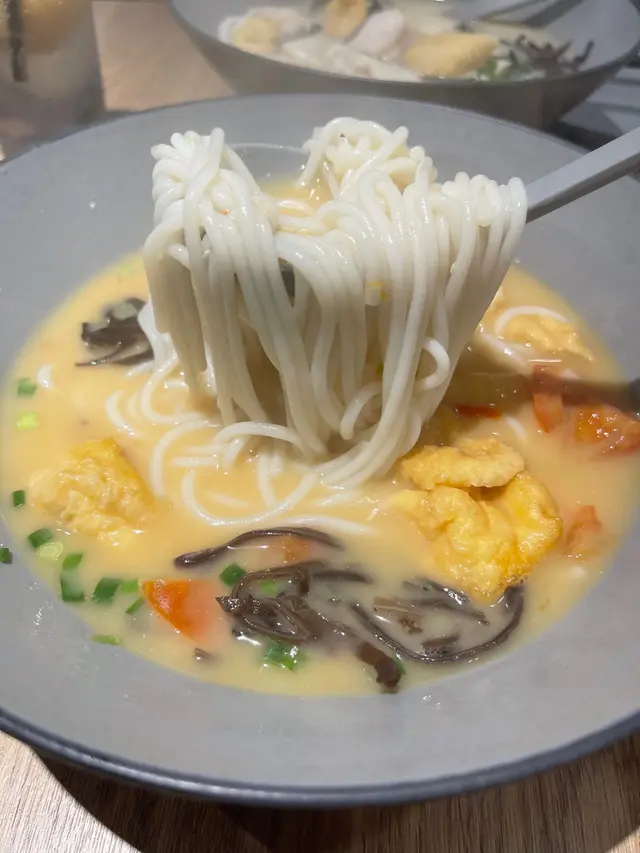 魚湯米線自由配