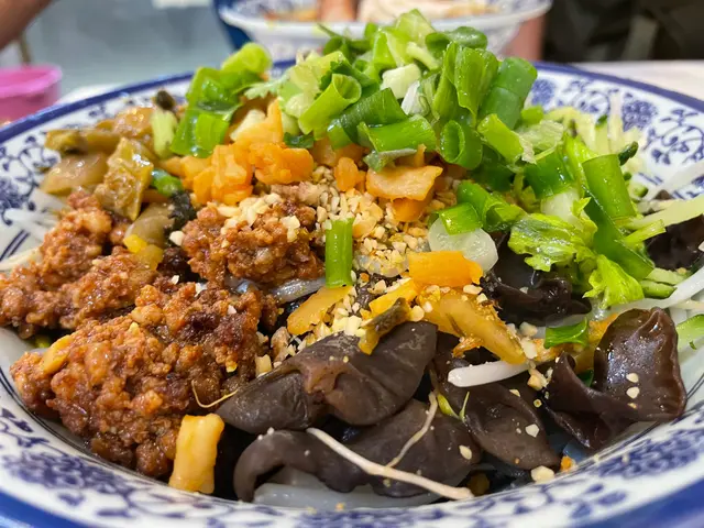 酸辣豬頸肉撈麵