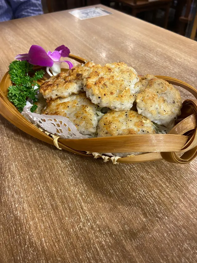 香煎黑松露手打蓮藕墨魚餅