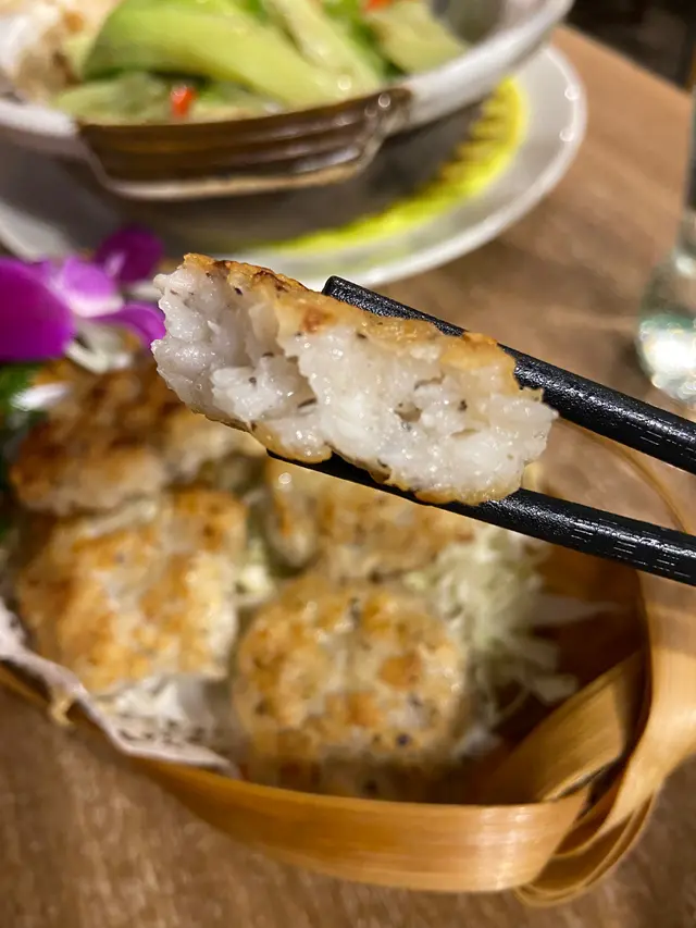 香煎黑松露手打蓮藕墨魚餅