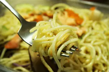 香草烟三文鱼带子炒意粉