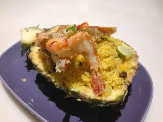 菠蘿肉鬆海鮮炒飯