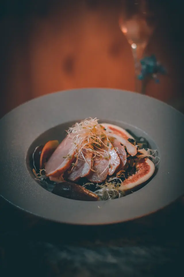 煙鴨胸沙律配無花果