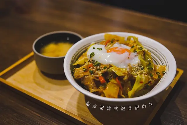 溫泉蛋韓式泡菜豚肉丼