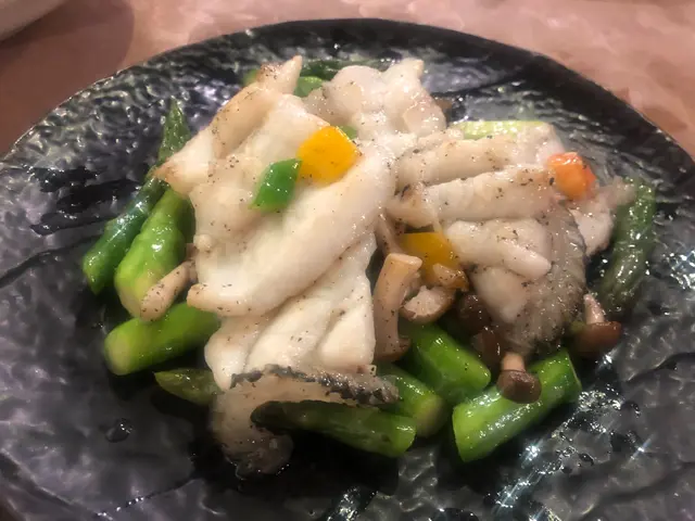 黑松露醬炒花躉尾班球配鮮露筍