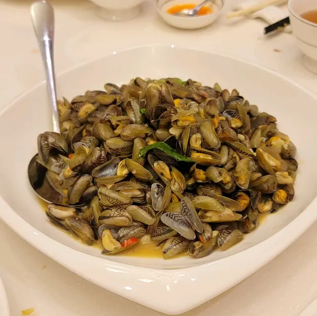 呢種蜆好特別，第一次食，佢細細粒，但舊肉係超飽滿，鮮甜，餸啤酒好快食曬