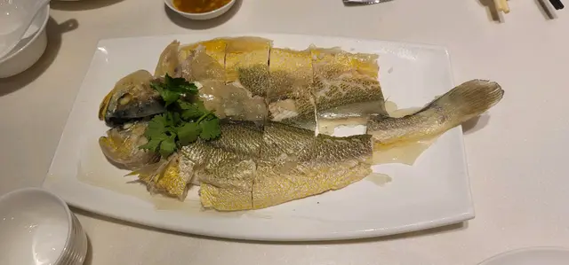 um..我唔食魚的，因為怕腥同唔中意食野食到骨，爸爸媽媽話鮮甜好食，我試左一舊，都真係佢地講咁，嗯，下一樣吧 XD