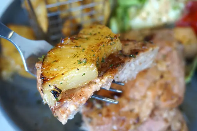 招牌燒菠蘿肯瓊香料香煎豬扒配薯菜