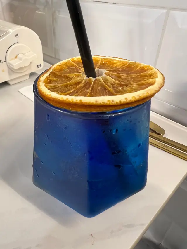 很美的藍色特飲