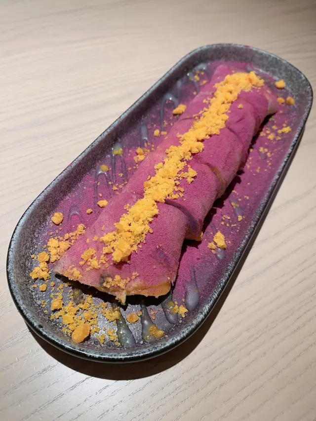 芋泥同咸蛋黃好夾，芋泥多到漏出黎