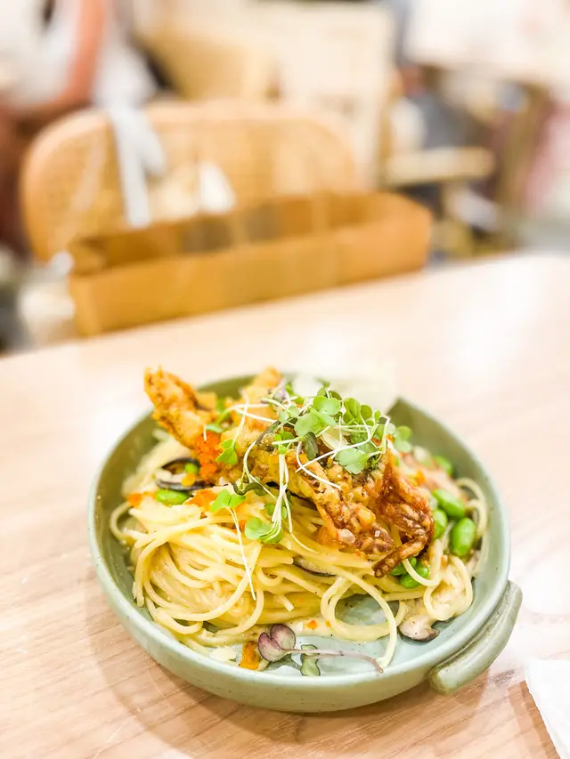 脆炸軟殼蟹鹹蛋黃蟹籽忌廉意大利麵