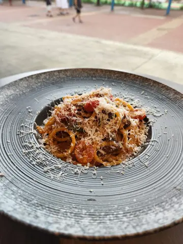 意式烟肉蕃茄酱羊芝士饮管意粉