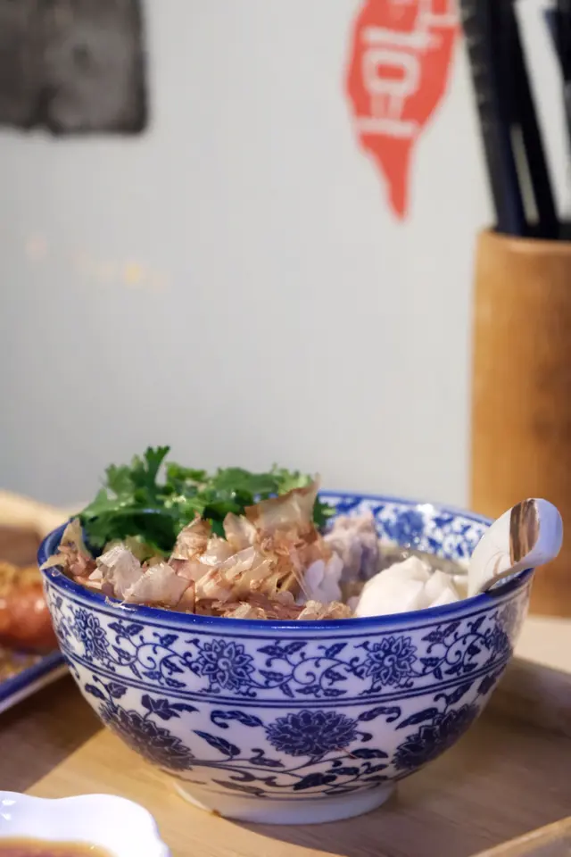 大腸綜合麵線配2條大蒜香腸