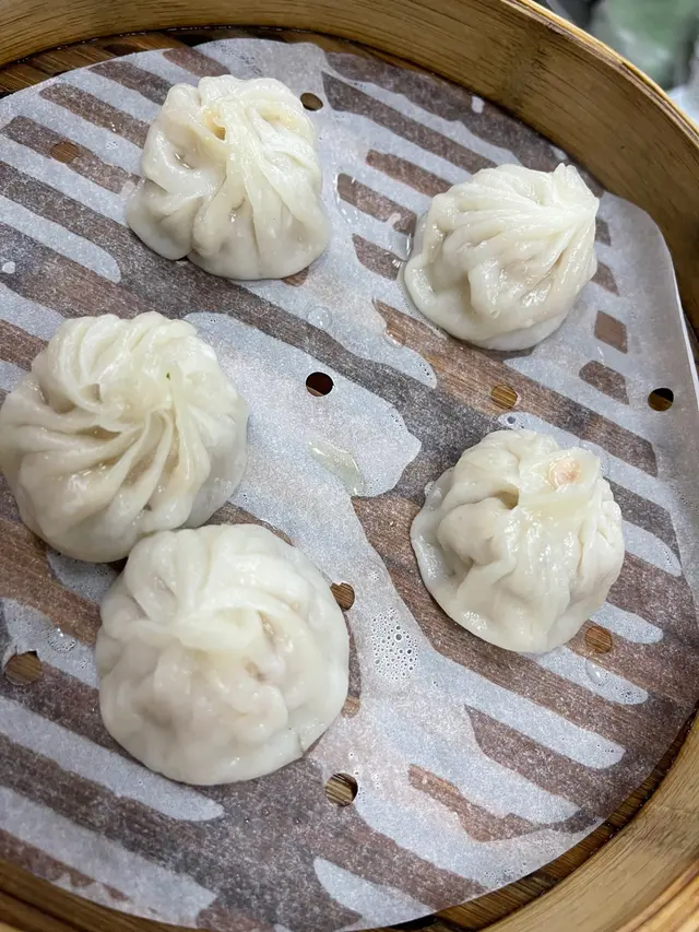 皮薄餡靚    唔易穿  輕鬆夾起啜入面d  汁  