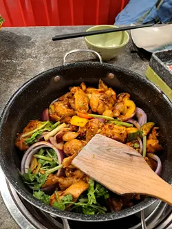 分量十足嘅惹味雞煲。