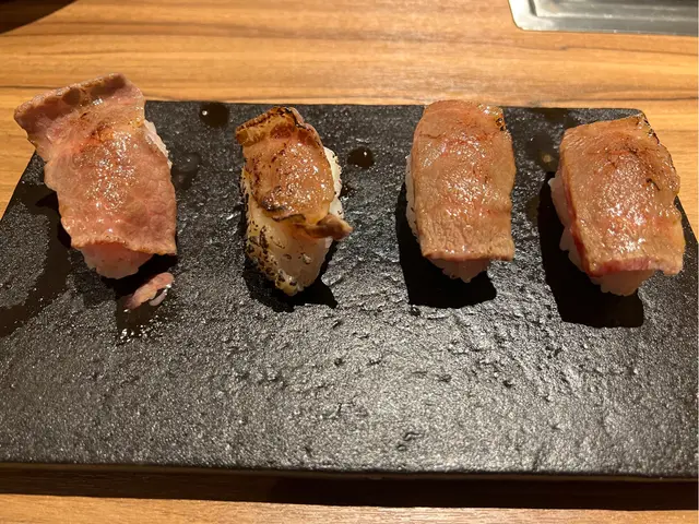 店員會在客人面前即時炙燒,和牛變得入口即溶