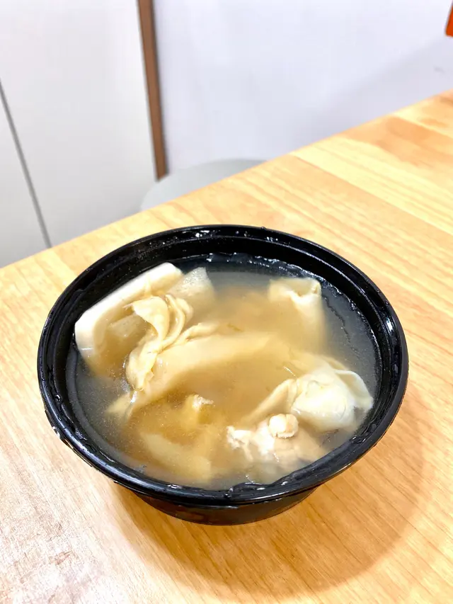 椰皇竹笙烏雞燉花膠