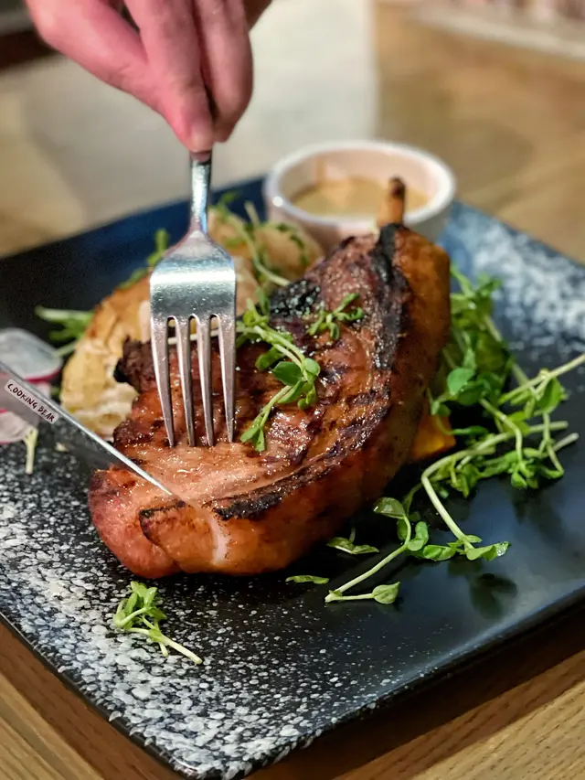 蘋果木燒西班牙黑毛豬鞍扒