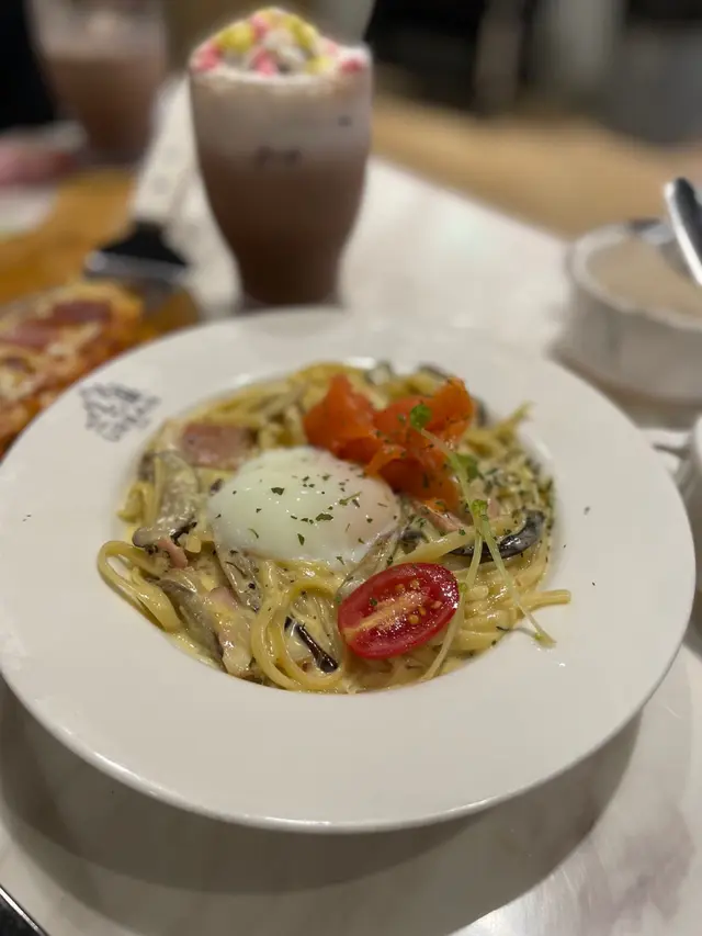 挪威煙三文魚溫泉蛋黃金卡邦尼扁意粉