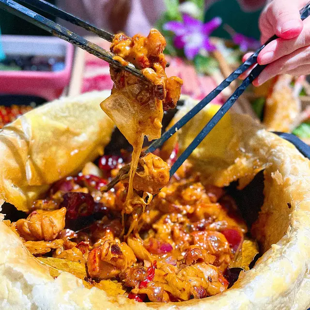 店員會幫忙切開酥皮再輕輕翻炒雞煲,令芝士同雞肉完美混合🧀牽絲嘅芝士配埋雞肉一齊食,麻麻辣辣又有啲奶香🌶惹味又過癮!