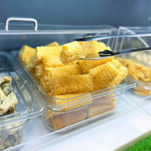 火鍋配料有常見嘅蔬菜類、菇類、丸類,仲有我最鍾意嘅響鈴🤩放入湯底即刻吸晒所有精華!