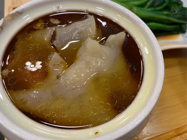 螺頭老雞燉花膠