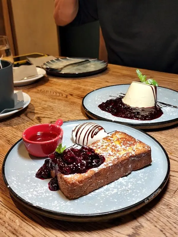 布里歐多士配意式Mascarpone軟芝士及新鮮野莓糖漿