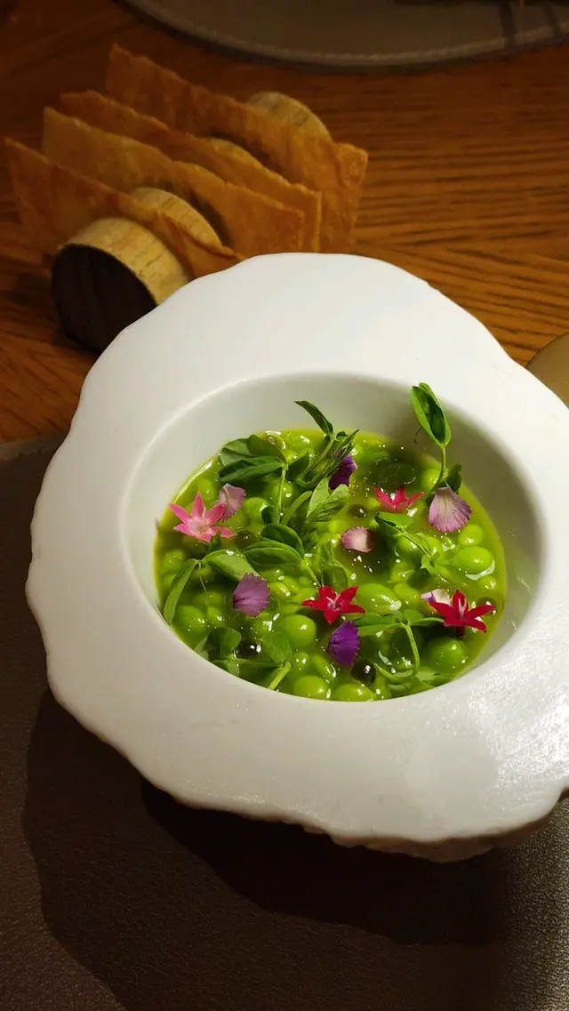 白酒啫喱 鵝肝青豆凍 配搭洋蔥脆片