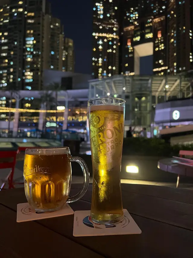 左邊Pilsner  urquell麥味重，右邊Peroni比較清