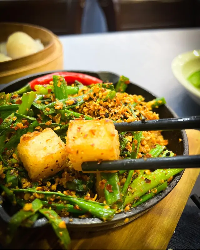 避風塘蘿蔔糕Pan-fried Turnip cakes with Spicy Garlic