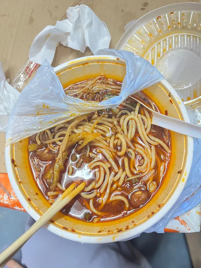 《麻辣湯米線  _比錢買難受》