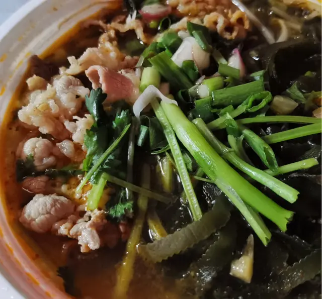 我每次都一定揀小窩米線  多酸  小辣  入口味道岩岩好  打包返屋企的路程  令到米線更加入味  每次米線加湯我都一定食到乾乾淨淨  ！從以前到宜家大大話都食佐好多年！只要味道不變  依然繼續支持！本身都想坐低慢慢嘆，不過已經爆棚，不過好再拎返屋企都5算遠！宜家好似多佐蟹柳，下次再試，再品價！