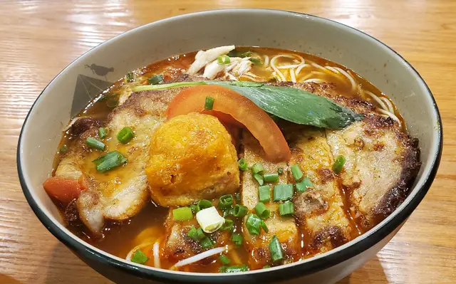 香茅豬扒番茄蟹膏湯檬粉