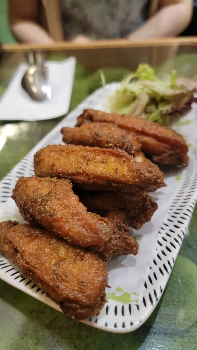 份量比想中多，好抵食，亦有好多口味，雞翼一開二，方便進食。雞翼面上有孜然粉非常惹味，肉質唔會炸到好乾。