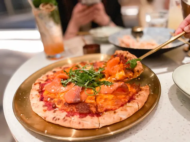 粉紅三文魚火箭菜薄餅