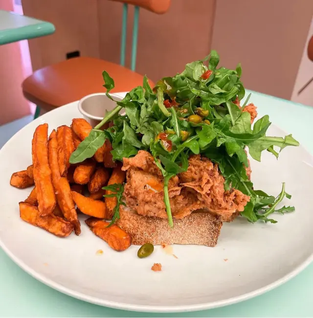 青脆雞腿sourdough with fries