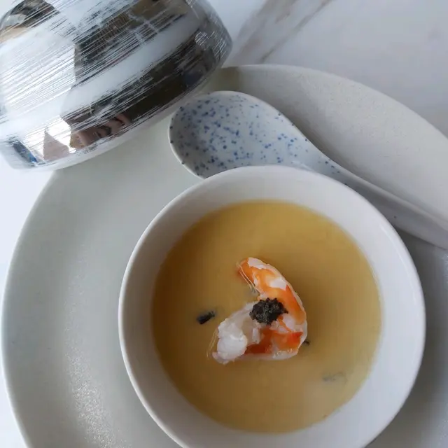 或許蒸過頭，略嫌蝦肉質地偏乾。器皿偏舊。