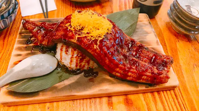 對於鐘意食鰻魚嘅我黎講，簡直係大滿足🈵 鰻魚肥美厚肉，咬落肉質爽而滑，油香豐溢🎏 鰻魚表面少少脆口，伴著炭烤味及鰻魚汁 燒得啱啱好，唔會太焦🔥