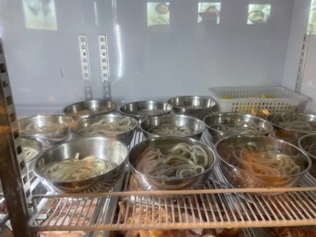 邊爐配料櫃最上格，紅薯粉。
