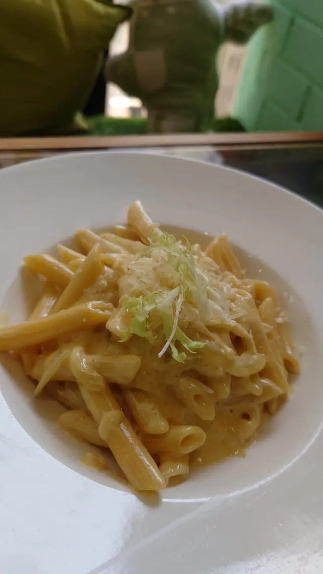 蛋汁濃郁，充滿每一條長通粉，口感軟硬適中，份量多，一個人食夠飽