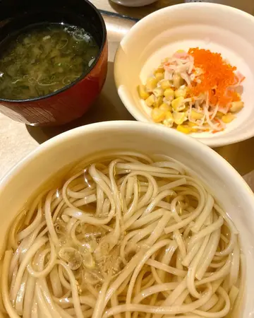 热乌冬、沙律和味噌汤