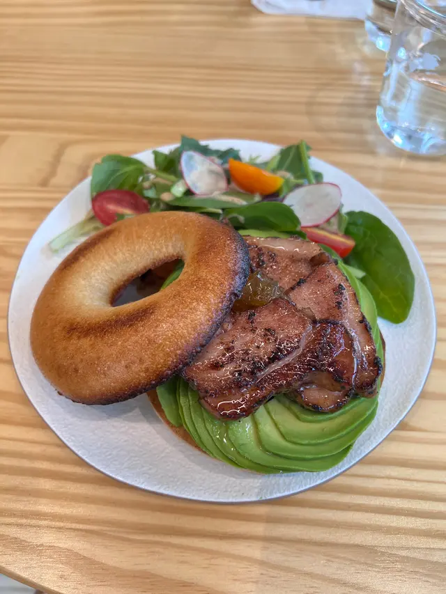 煙鴨胸、牛油果、柚子醬貝果