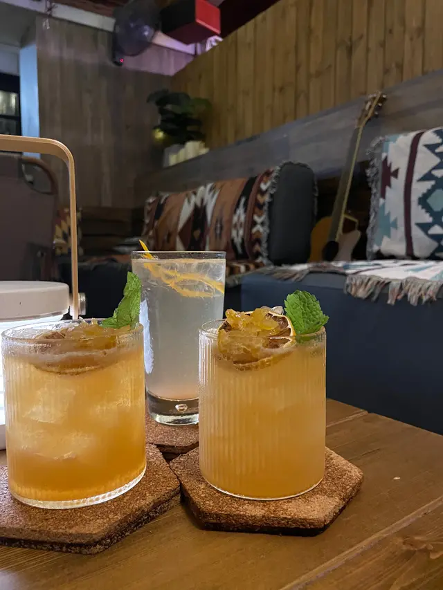 高杯為Yuzi  Highball，矮杯為Yuzi  Sour