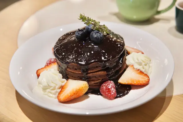 賣相好靚用嚟打卡一流!班戟有好香甜嘅朱古力味,唔會太甜啱啱好,加埋楓糖鮮奶油朱古醬正呀哈哈!雖然好邪惡但最後要食埋甜品先滿足