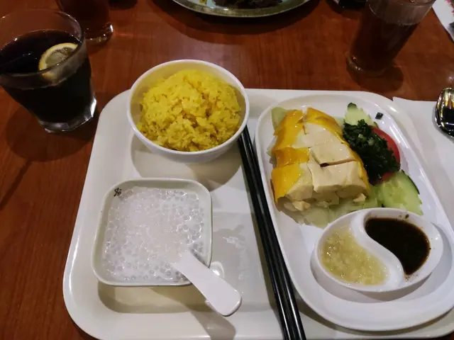 無骨海南雞雞胸飯和午餐甜品橄汁西味露