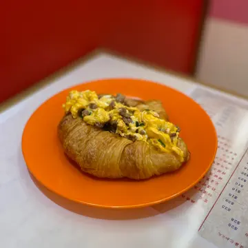 香蔥碎牛炒蛋牛角包