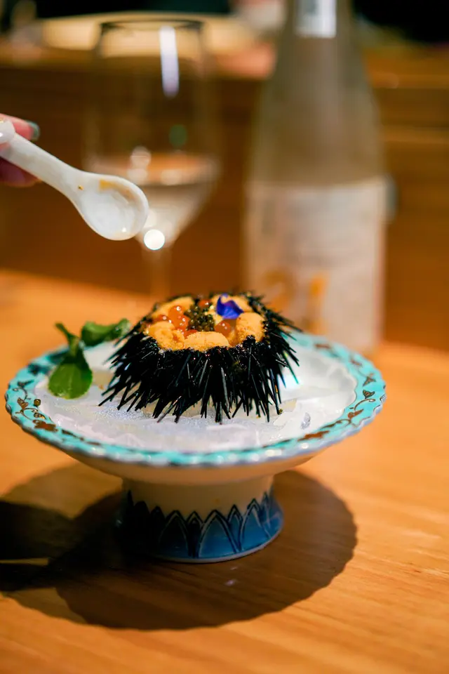 北海道原隻紫海膽配富山灣白蝦、魚子醬